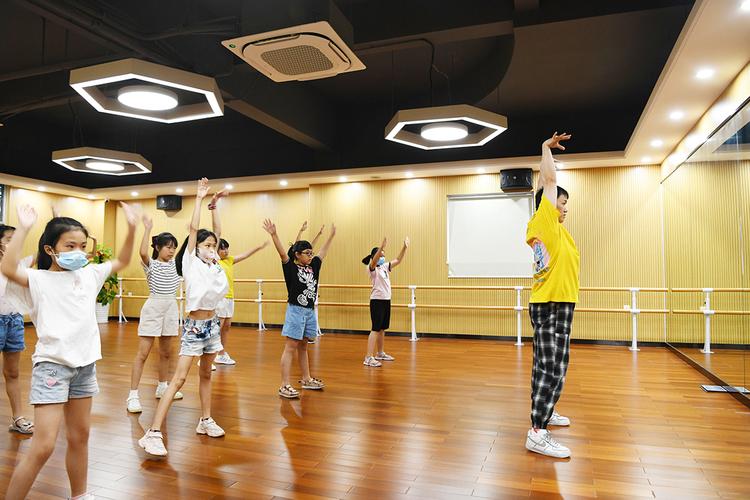 凤岗镇青少年公益培训千人夏令营正式开营